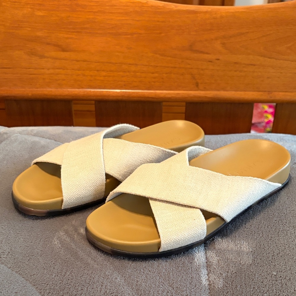 Rothy's “The Weekend” slide